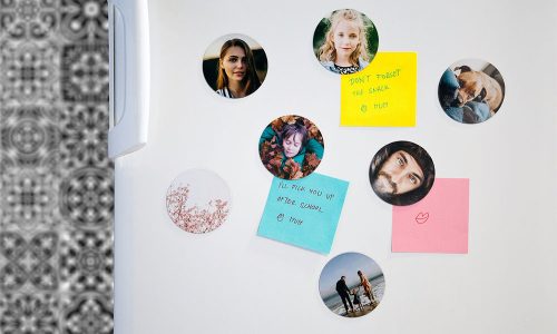 IMAGE-AUTRES-SUPPORT Image présentant un réfrigérateur avec des photos sous forme de magnet afin d'illustrer la multitude de supports que propose Traqueur d'Images lors des impressions photos